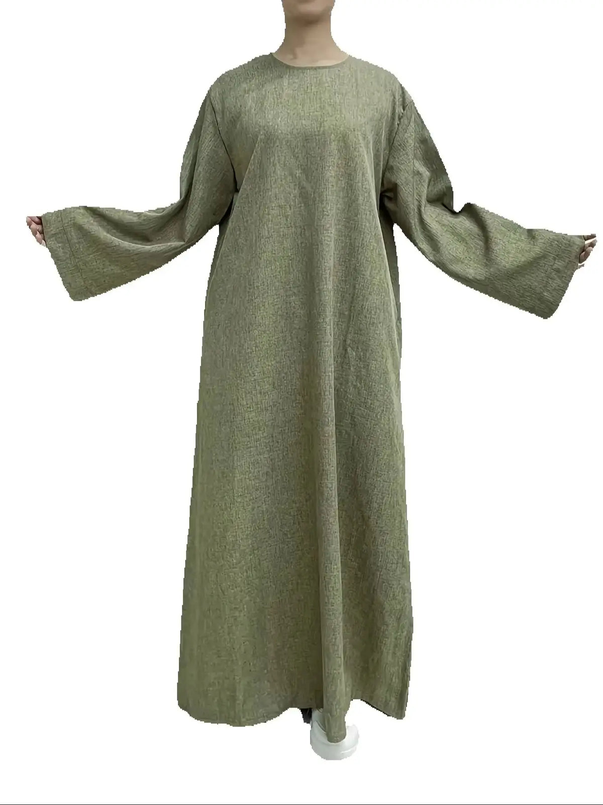 Vestido kaftan largo y suelto en tela verde oliva, exhibido en maniquí.