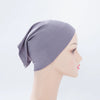 Helle graue Bambus-Jersey-Turban-Kappe auf einem Mannequin-Kopf.