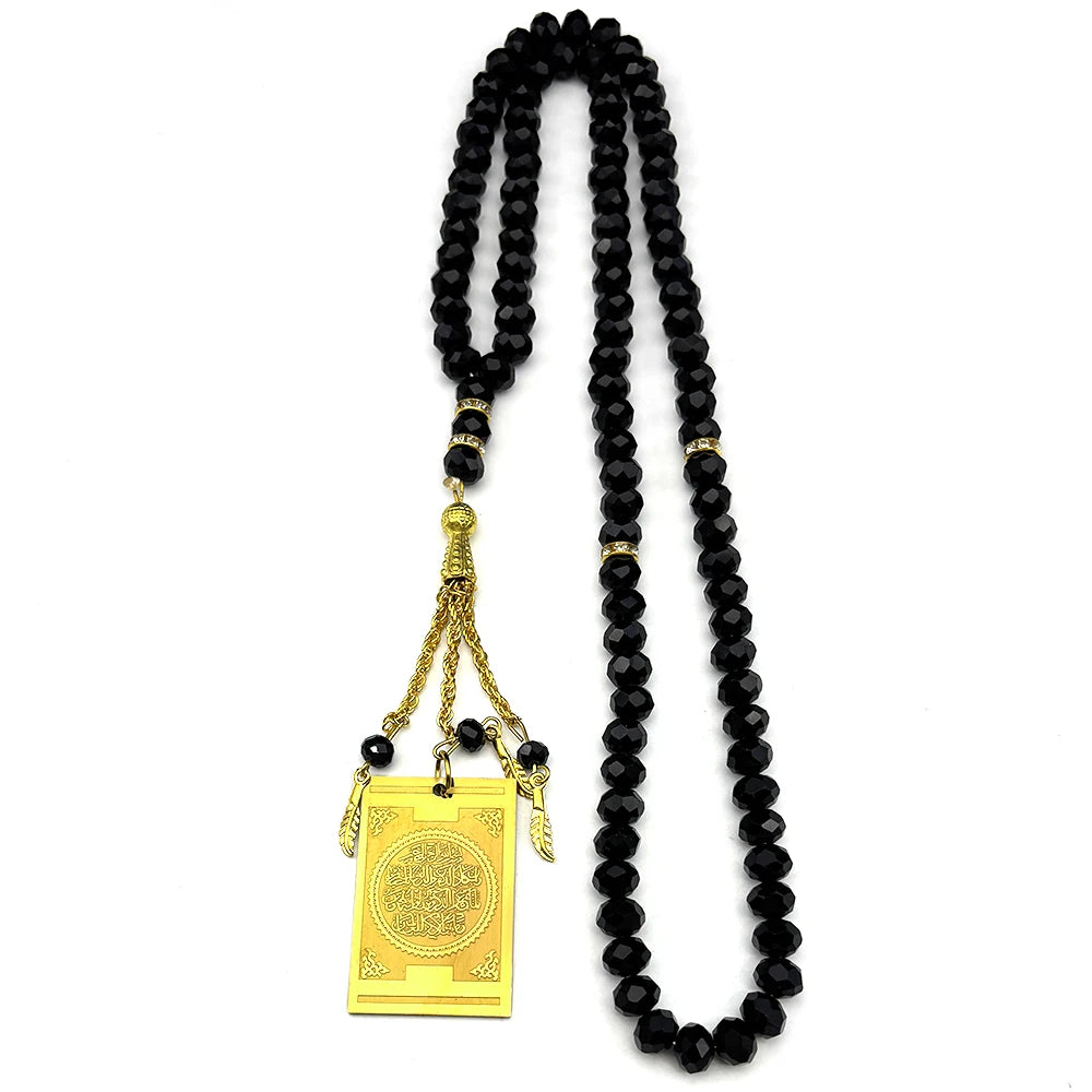 Schwarze Perlenkette mit goldener Anhänger und Anhänger, entworfen als muslimischer Allah-Anhänger.