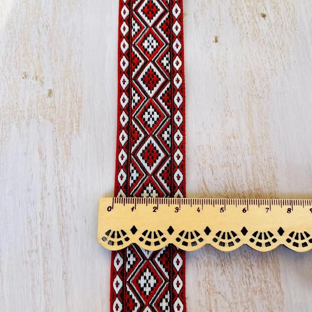 Cinta de jacquard geométrica roja y blanca con regla de madera festoneada sobre fondo blanco