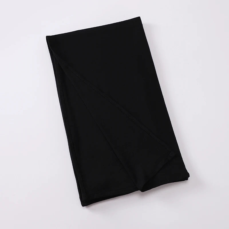 Écharpe instant hijab noire et extensible pliée sur fond blanc.