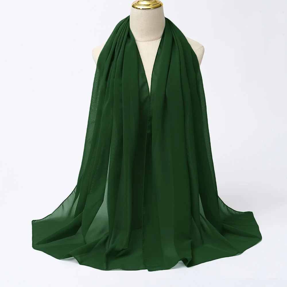 Elegante, durchgehende grüne Chiffon-Hijab-Schal, um den Hals eines Mannequins drapiert