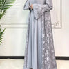 Un ensemble abaya en dentelle gris clair pour femmes avec broderie florale et une tunique assortie.