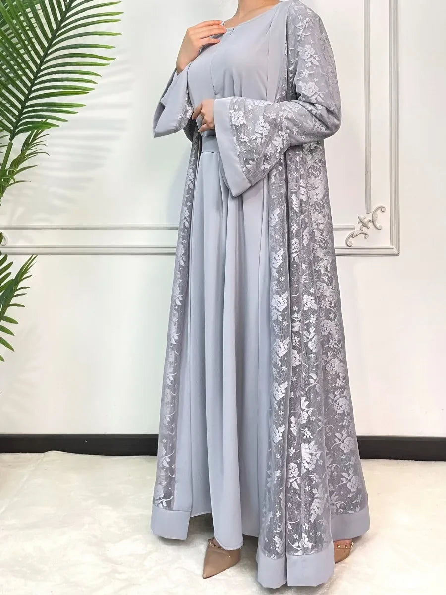 Un ensemble abaya en dentelle gris clair pour femmes avec broderie florale et une tunique assortie.