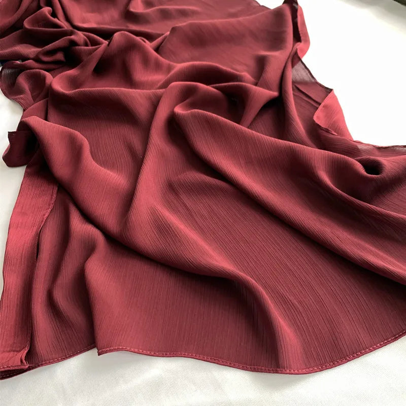 Elegant drapierter dunkelmaronder Crinkle-Satin-Chiffon-Hijab.