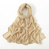 Beige, schlichte Viskose-Hijab elegant um den Hals und die Schultern drapiert.
