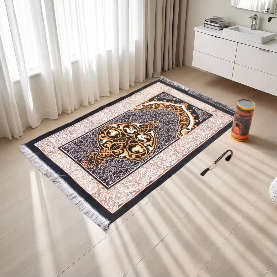 Una elegante alfombra de oración islámica con intrincados patrones dorados y negros sobre un suelo de madera clara.