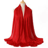 Leuchtend roschroter Satin-Crinkle-Hijabschal auf einem Mannequin.