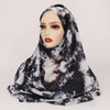 Cabeza de una mujer con un pañuelo hijab estampado en acuarela blanco y negro.