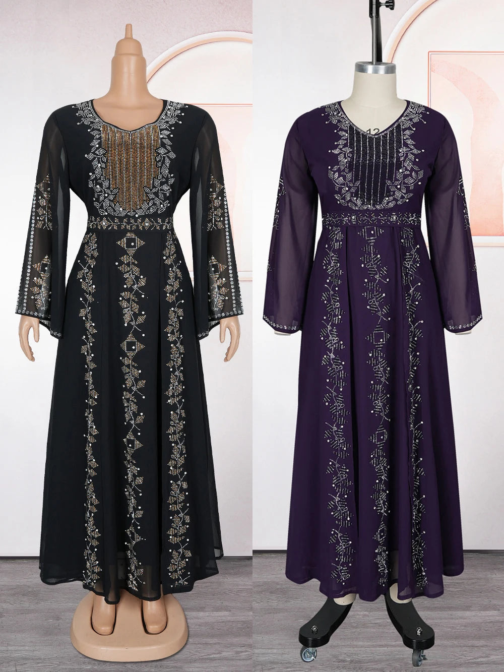 Dunklpurpener Chiffon-Abaya-Kleid mit aufwendiger Stickerei und Rüschenärmeln auf einem Mannequin.