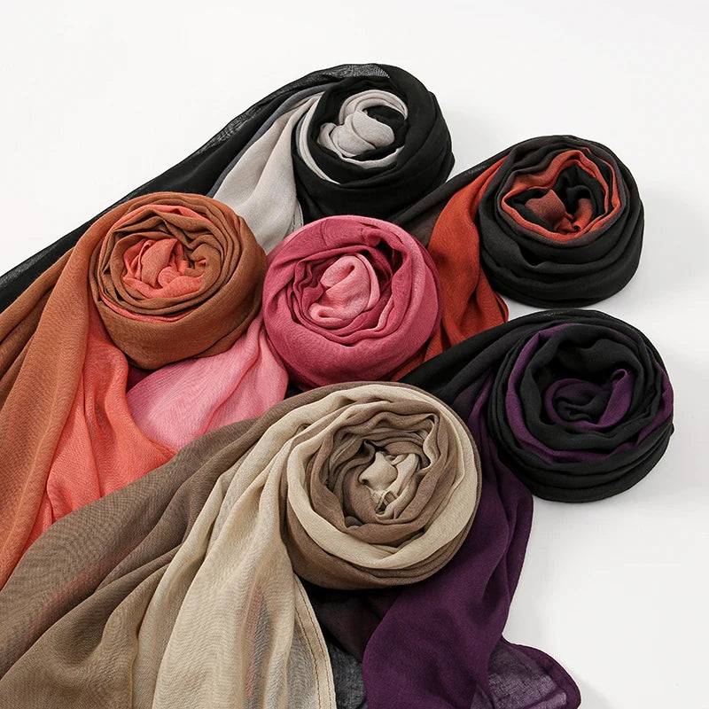 Collection de foulards hijab en modal élégants et drapés, dégradés de terracotta, rose, beige et noir.