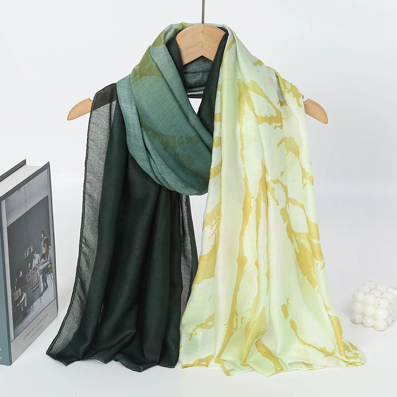 Pañuelo de hijab transparente y fluido con estampado de leopardo acuarela en tonos amarillo y verde oliva.