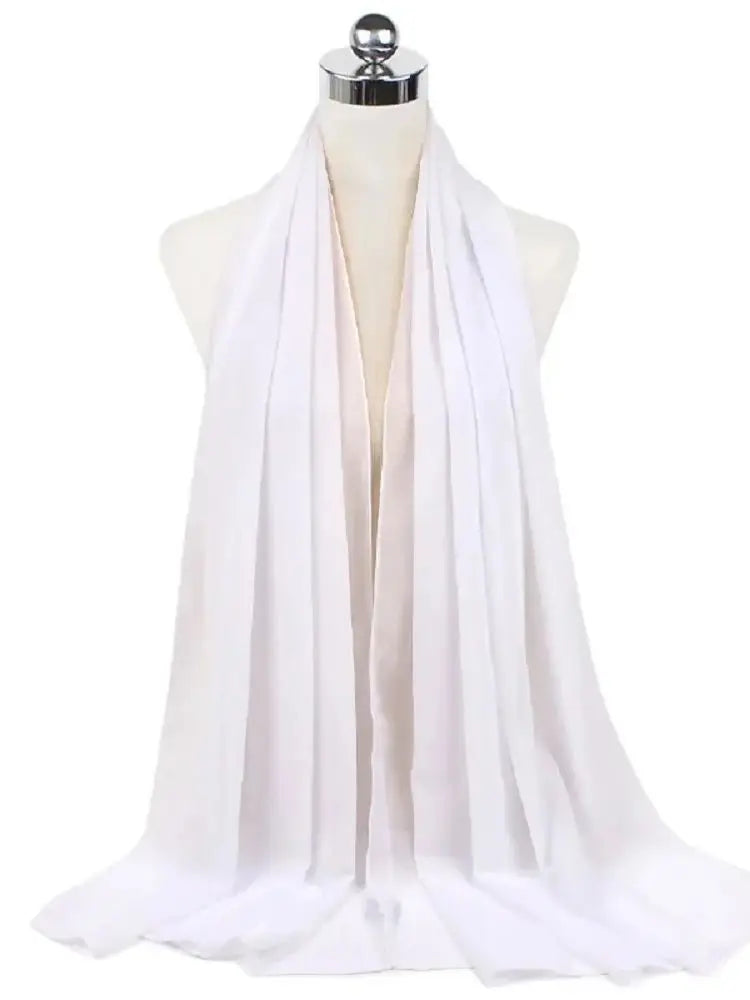 Ein weißer Chiffon-Hijabschal, um den Hals eines Mannequins drapiert.