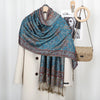 Teal-braunes Paisley-Viskose-Schal über einem weißen Mantel, auf Holzständern präsentiert.