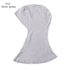 Un hijab ou foulard modeste gris argent clair drapé élégamment.