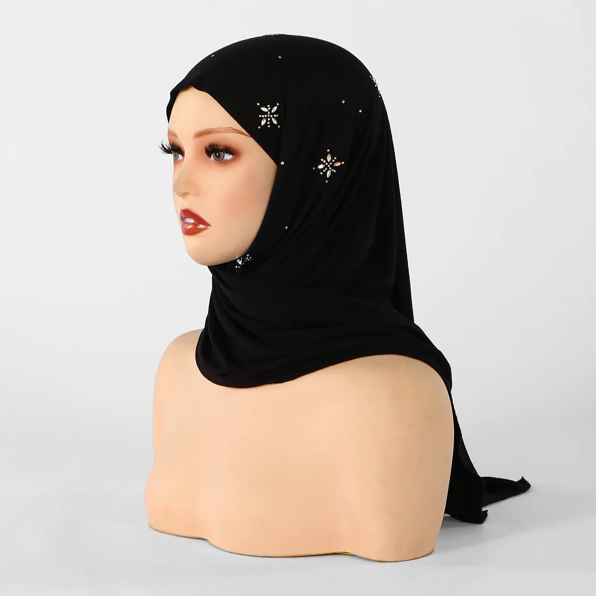 Écharpe hijab triangle noire et élégante présentée sur un mannequin.