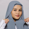 Eine Frau trägt einen hellgrauen Chiffon-Instant-Hijab mit eingebauten Magneten.
