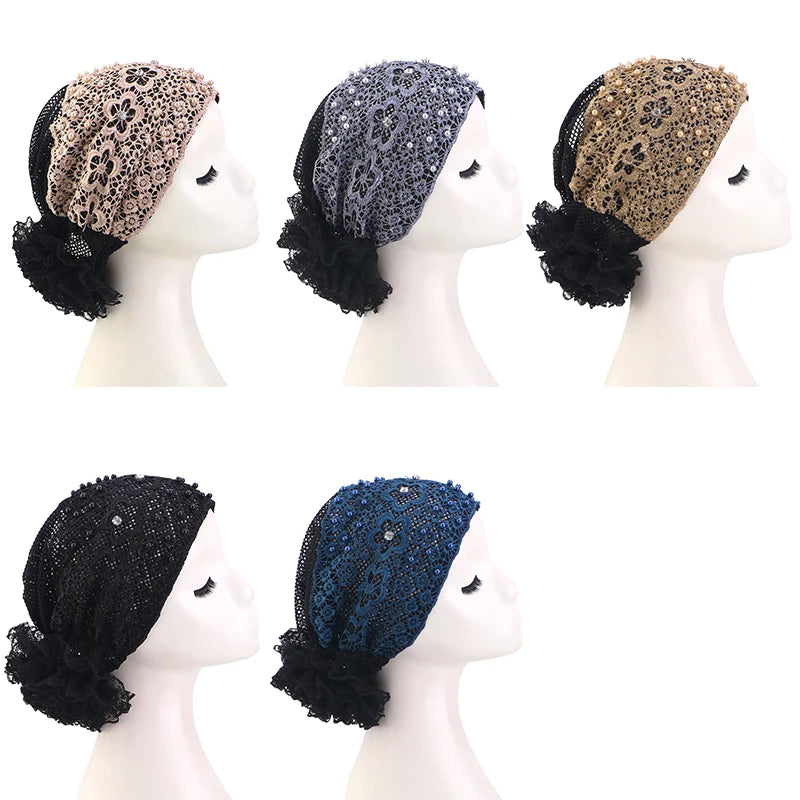 Tres modelos muestran elegantes turbantes con flores de cuentas en tonos beige, gris y negro.
