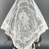 Chal triangular bordado blanco con representación de la Virgen y el Niño.
