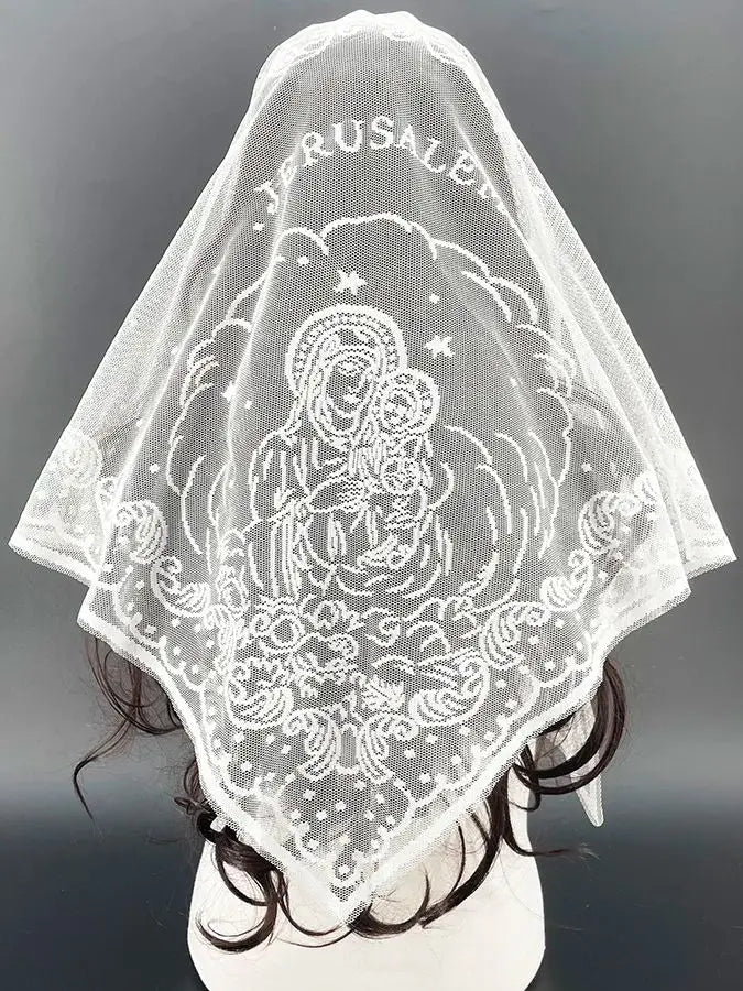 Chal triangular bordado blanco con representación de la Virgen y el Niño.