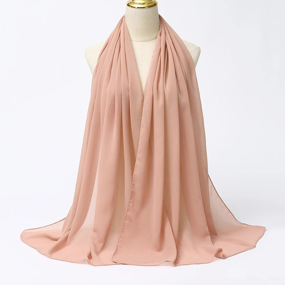 Fließender, fester blassrosa Chiffon-Hijab-Schal um den Hals einer Mannequin.