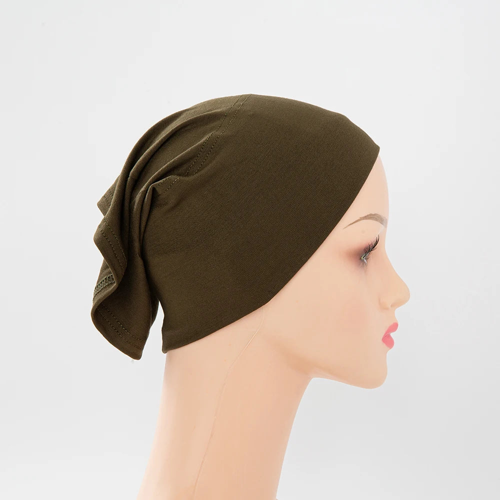 Nahaufnahme einer dunkel olivgrünen Bambus-Jersey-Hijab-Kappe auf einem Mannequin.