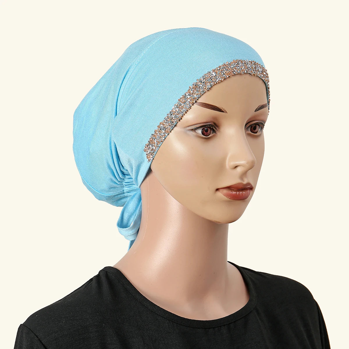 Helles blaues Strass-Hijab-Schal auf einem Mannequin-Kopf.