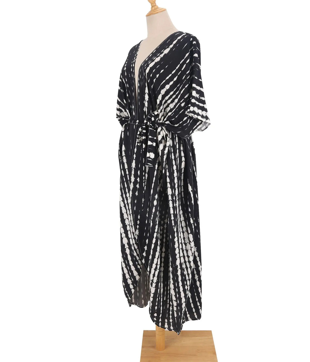 Schwarz-weiß gestreiftes Sommer-Strandkimono-Kleid auf einem Mannequin.