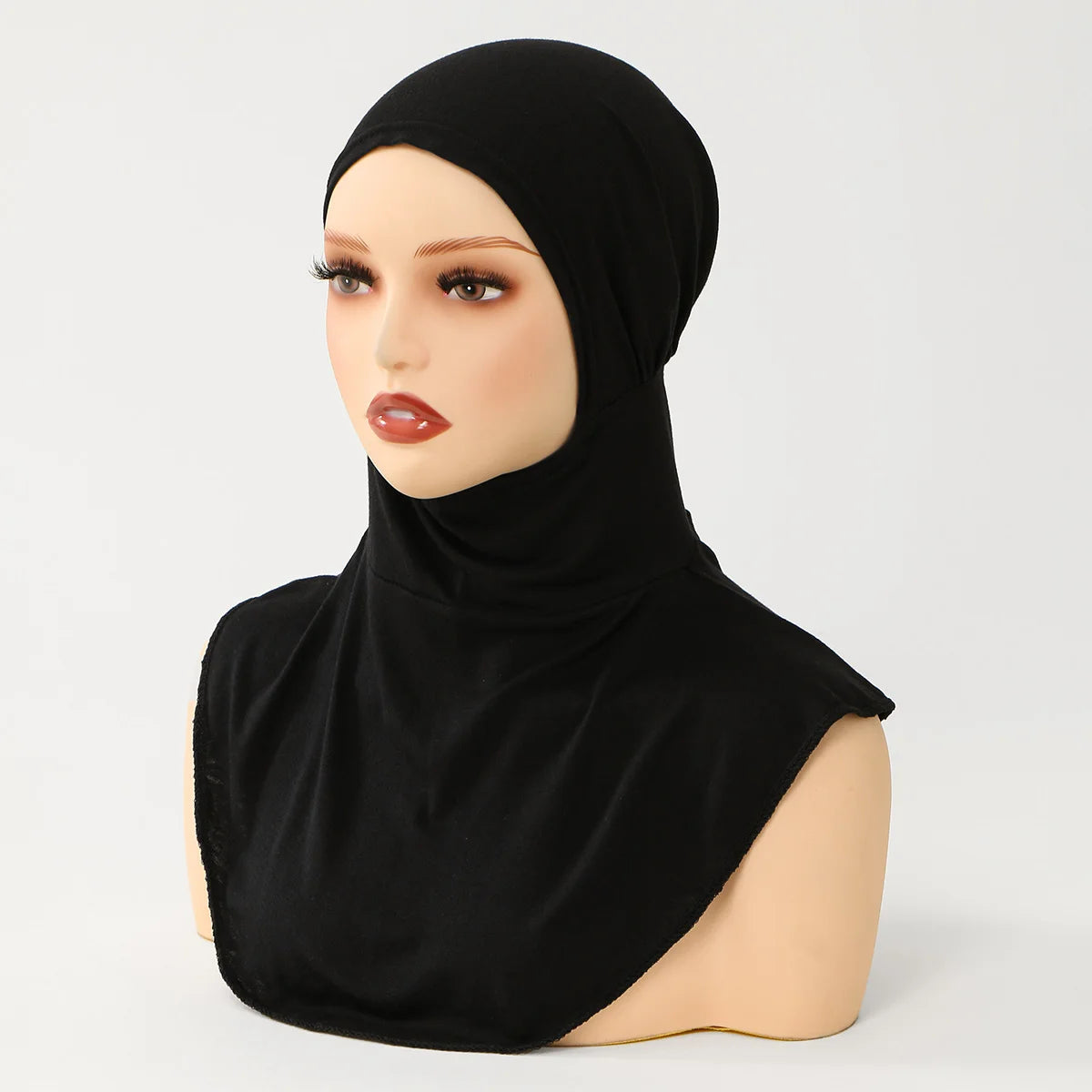 Un mannequin portant un bonnet hijab en coton mélangé noir polyvalent prêt-à-porter.
