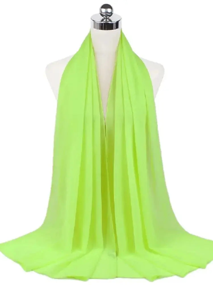 Helles limettengrünes Chiffon-Hijab-Schal über einem Mannequin-Hals