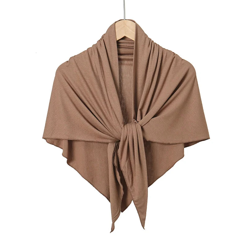 Écharpe hijab en jersey marron drapée, suspendue à un cintre.