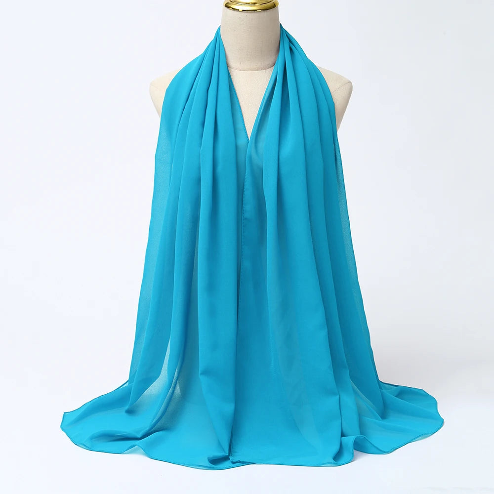 Heller cyanfarbener Chiffon-Hijab-Schal um den Hals eines Mannequins drapiert.