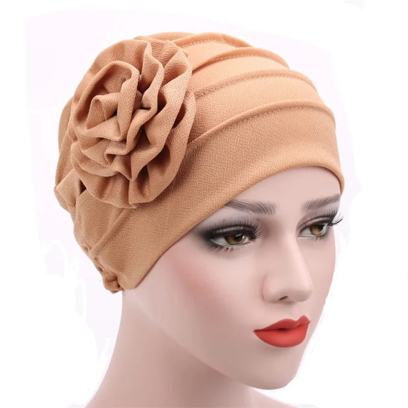 Beige floral bestickter Hijab-Turbanhut auf einem Mannequin-Kopf.
