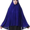 Una mujer vistiendo un elegante pañuelo ligero de color azul real para modestia.