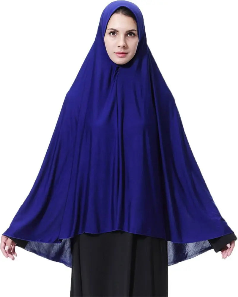 Una mujer vistiendo un elegante pañuelo ligero de color azul real para modestia.