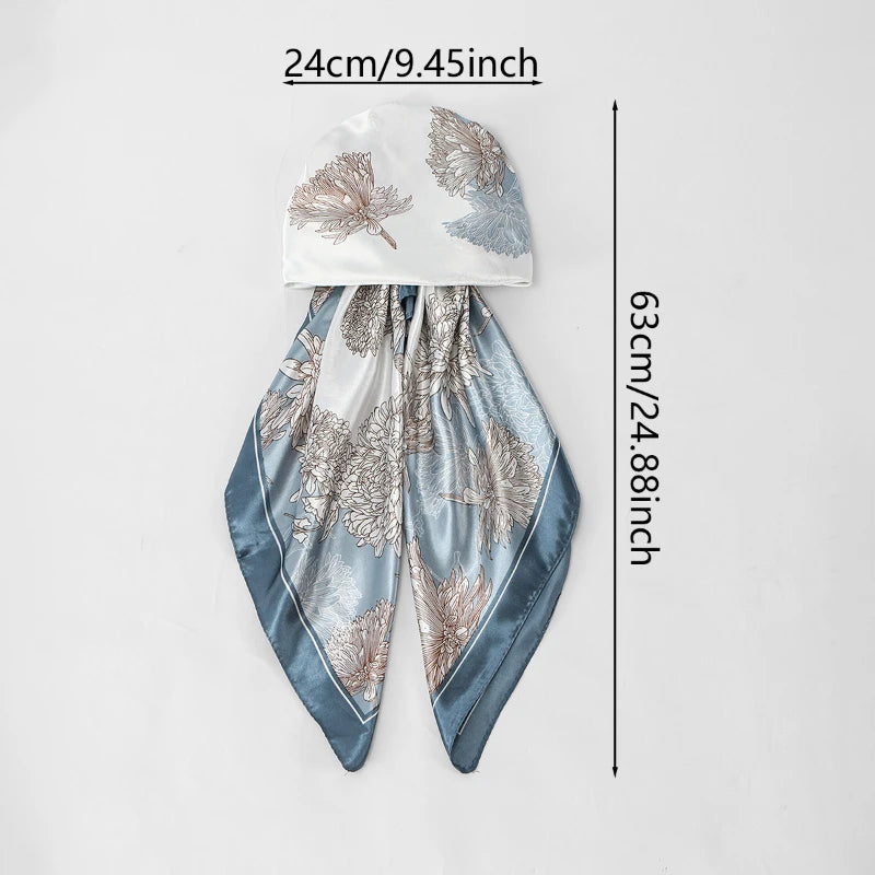 Pañuelo instantáneo turbante floral de satén azul claro, mostrado plano.