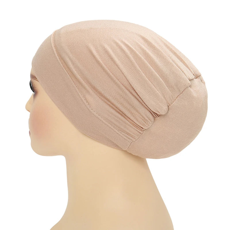Pañuelo instantáneo beige de turbante mostrado en un maniquí de cabeza.