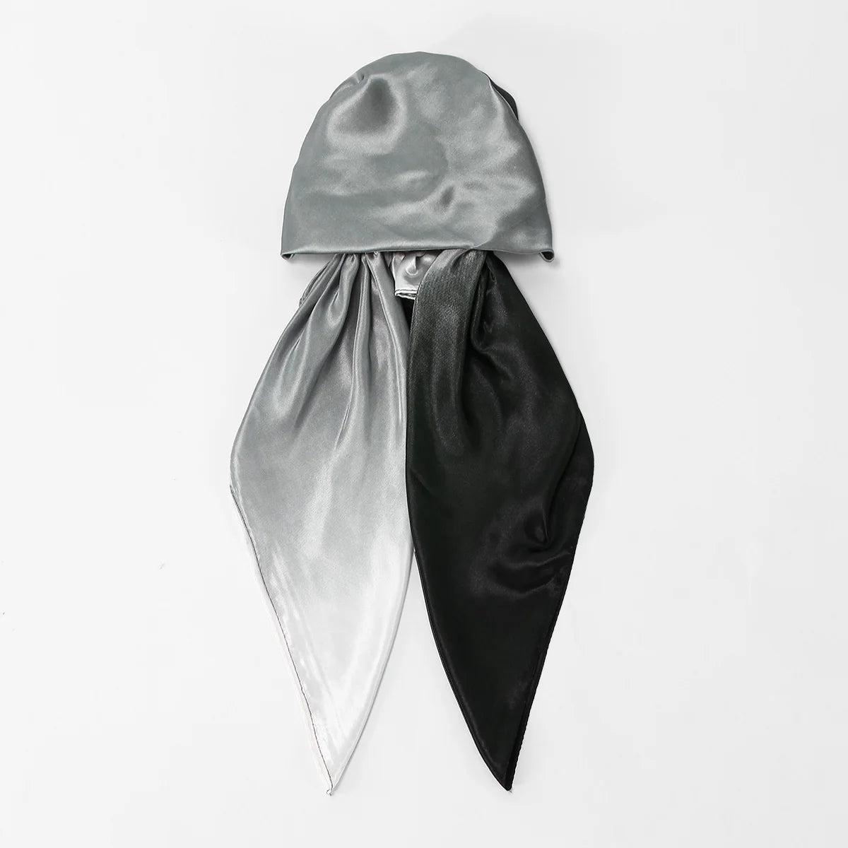 Satin-bedruckter Turban-Hijab-Schal, gefaltet, mit silber-schwarzem Farbverlauf.