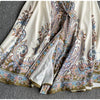 Fließendes Elfenbein-Maxikleid mit aufwendiger Blumen-Spitze und Stickerei in Blau-, Grün- und Beige-Tönen.