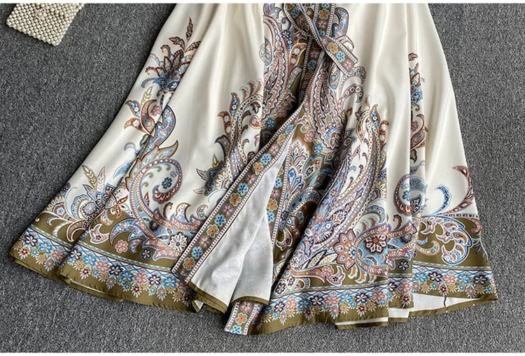 Fließendes Elfenbein-Maxikleid mit aufwendiger Blumen-Spitze und Stickerei in Blau-, Grün- und Beige-Tönen.