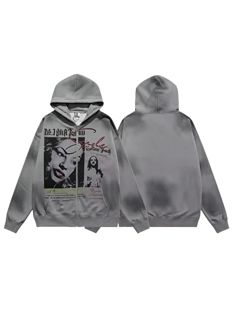 Graue Y2K-Zipp-Kapuzenjacke mit Grafikdruck auf der Vorderseite.