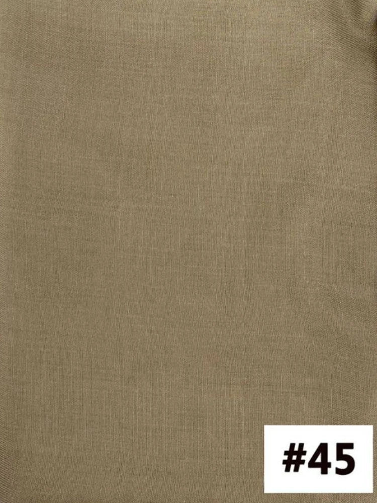 Gros plan d'un foulard modal vert olive uni.