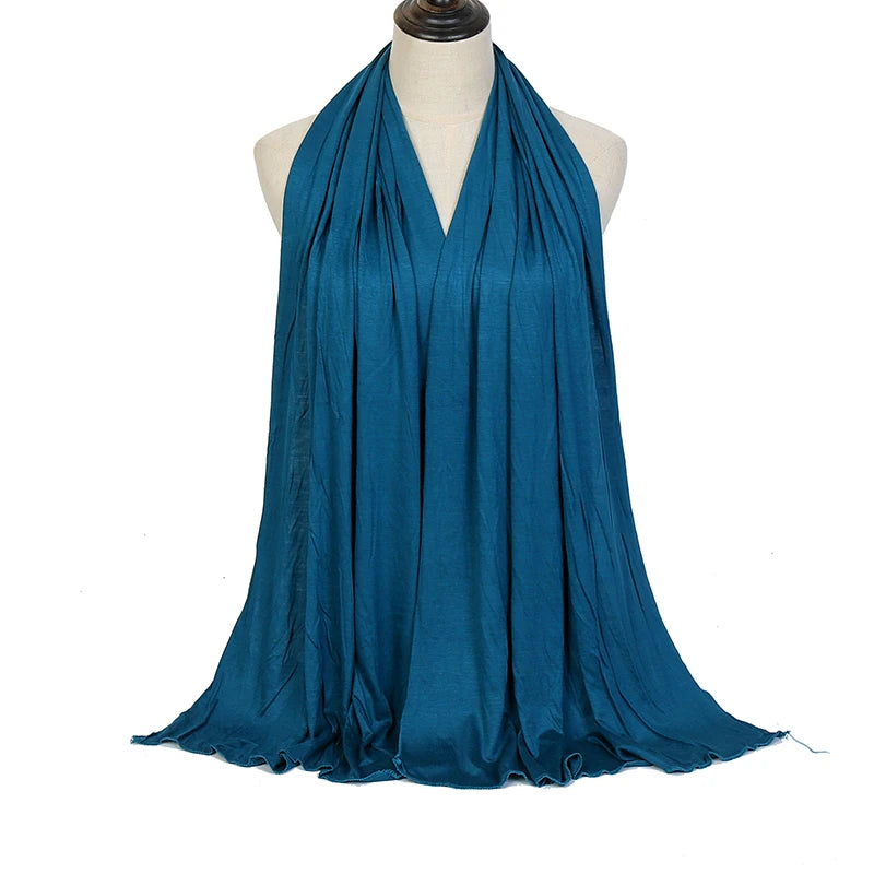 Türkisblaue Premium-Modshalsschal aus Baumwolle, um den Hals eines Mannequins gewickelt.