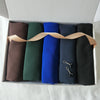 Un juego de cinco pañuelos de chifón para hijab de colores sólidos en tonos marrón, verde, azul y negro, empaquetados en una 