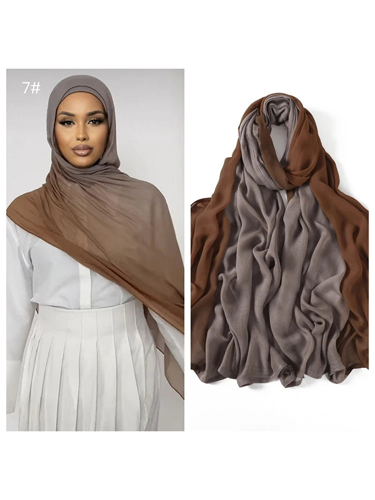 Model trägt einen braunen Ramanda Bambus Modal Rayon-Schal-Hijab mit weißem Oberteil und plissiertem Rock.
