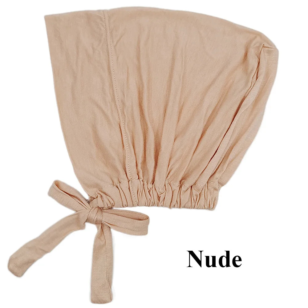 Pañuelo elegante modal color beige, tipo turbante y atado en la parte inferior.