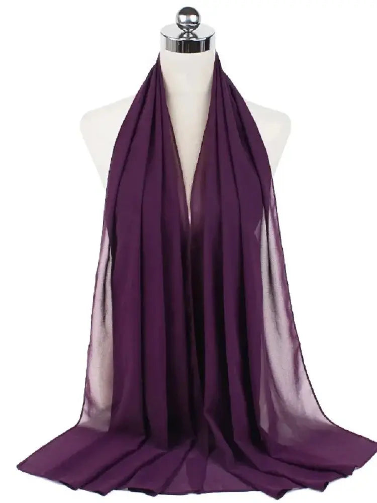 Lila Chiffon-Hijabschal über dem Hals einer Mannequin drapiert.