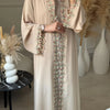 Elegante beige Abaya mit dezentem Blattstickerei am Frontrevers.
