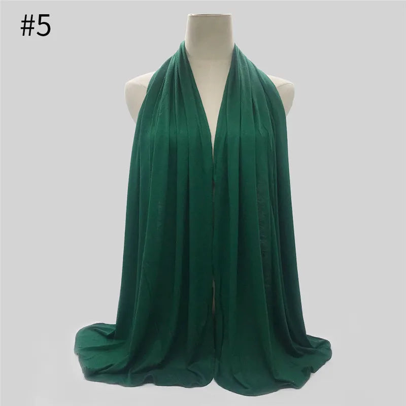 Tiefgrüner Modal-Jersey-Hijab-Schal, drapiert um den Hals eines Mannequins.