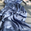 Fallendes hellblaues Crinkle-Satin-Chiffon-Hijab-Stoff mit Falten und Textur.